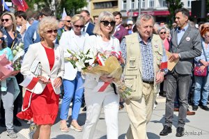 Kwiaty składają przedstawiciele gdyńskiego Centrum Aktywności Seniora