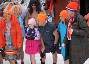 Mała dziewczynka wśr&oacute;d senior&oacute;w