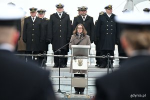 Posłanka Wioleta Tomczak przemawiająca podczas oficjalnych uroczystościach z okazji 100. rocznicy nadania Gdyni praw miejskich 