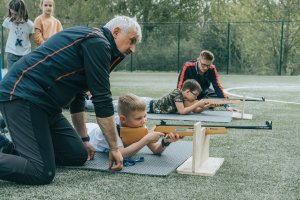 Chłopiec z tenerem w czasie zajęć