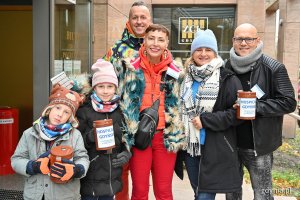 Jola Słoma i Mirek Trymbulak (drudzy od lewej) oraz Justyna i Zdzisław Janukowie (pierwsi z prawej) podczas kwesty na Cmentarzu Witomińskim