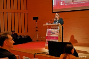 Prezydent Gdyni Aleksandra Kosiorek przemawiająca podczas drugiego dnia 10. edycji konferencji „Modernizm w Europie – modernizm w Gdyni” 