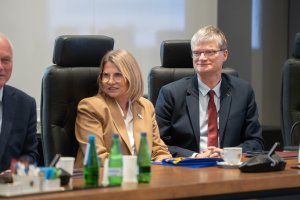 W podpisaniu dofinansowania z ramienia Gdyni wzięli udział: wiceprezydent Gdyni Rafał Geremek i skarbniczka Miasta Gdyni Honorata Krupka 