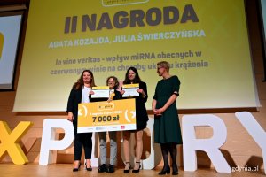 Agata Kozajda i Julia Świerczyńska, laureatki II miejsca w Konkursie Naukowym Explory, wraz z Joanną Gogolińską - wiceprezes Fundacji Zaawansowanych Technologii i przedstawicielką Orlenu // fot. Magdalena Czernek