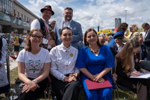 W XXVII Światowym zjeździe Kaszub&oacute;w wzięli udział r&oacute;wnież: Ministra Rodziny, Pracy i Polityki Społecznej Agnieszka Dziemianowicz-Bąk, posłanka Wioleta Tomczak, wojewoda pomorska Beata Rutkiewicz, prezydent Gdyni Aleksandra Kosiorek, w&oacute;jt gminy Szemud Ryszard Kalkowski, przewodniczący Rady Miasta Tadeusz Szemiot