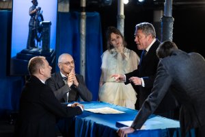 Zdjęcie z próby przed premierą spektaklu „Żeglarz” Jerzego Szaniawskiego w reżyserii Krzysztofa Babickiego. Scena zbiorowa