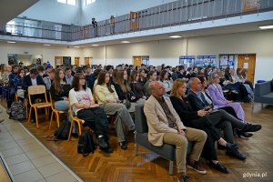 Uczestnicy kongresu &bdquo;Zdrowe Głowy&rdquo;  zgromadzeni na holu ZSSO w Gdyni 