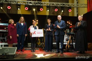 Gala finałowa X edycji Przeglądu Teatrów Amatorskich „Kurtyna” w gdyńskim Małym Kacku. Na scenie m.in. laureaci jednej z nagród, przedstawiciele stowarzyszenia KACK, Katarzyna Gruszecka-Spychała, Mariusz Bzdęga i ks. Mariusz Lach (fot. Paweł Budziński)