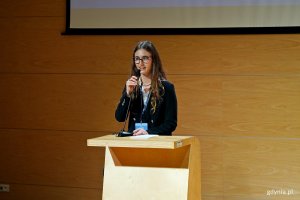 Natalia Monkiewicz, sekretarz generalna TriMUN 2026, przemawiająca podczas ceremonii otwarcia konferencji