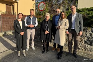 Uroczystość podpisania umowy o współpracy z firmą EQUAY w ZSChiE, na zdjęciu od lewej: dyrektorka ZSChiE Dorota Kotwicka, prezes firmy EQUAY Marek Kwiczała, naczelniczka Wydziału Edukacji Urzędu Miasta Gdyni Iwona Tanewska, zastępca naczelnika Wydziału Energetyki Miasta Gdyni Maurycy Rzeźniczak, kierownik serwisu Sylwia Świątczak oraz specjalista ds. sprzedaży Marcin Małopolski w EQUAY (fot. Katarzyna Balcerzak)