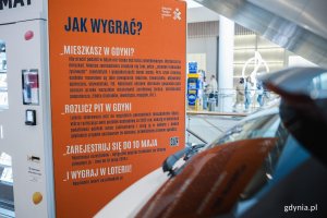 Tablica z informacjami, jak wygrać w loterii