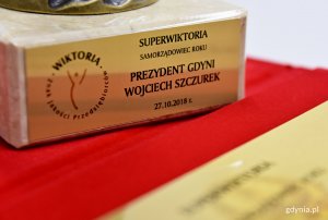 Statuetka Super Wiktoria przyznana prezydentowi Gdyni Wojciechowi Szczurkowi // fot. Kamil Złoch