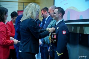 Wiceprezydent Gdyni Tomasz Augustyniak i dr hab. Marlena Robakowska &ndash; dyrektor Regionalnego Centrum Krwiodawstwa i Krwiolecznictwa w Gdańsku wręczający odznaki i legitymacje honorowym dawcom krwi z Gdyni 