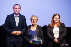 Alina Jurkowska, laureatka Nagrody Prezydent Miasta Gdyni dla pracowników ochrony zdrowia, wraz z prezydent Gdyni Aleksandrą Kosiorek i wiceprezydentem Tomaszem Augustyniakiem 