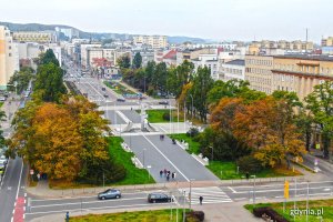 Widok z lotu ptaka na jesienny skwer Kościuszki. W centralnym punkcie fotografii - pomnik Polski Morskiej. Wzdłuż niego i ulicy biegną szpalery drzew w jesiennej odsłonie // fot. Michał Puszczewicz