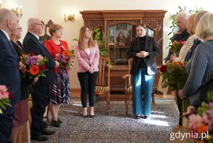 Aleksandra Kosiorek – prezydent Gdyni i Iwona Tyczyńska – zastępczyni kierownika USC w Gdyni wraz z jubilatami podczas uroczystości wręczenia Medalu za Długoletnie Pożycie Małżeńskie 