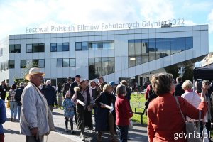 Sobota jest ostatnim dniem 47. FPFF. Spacerowicze przy Gdyńskim Centrum Filmowym // fot. Magda Śliżewska