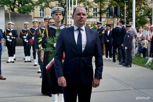 Poseł Rafał Siemaszko składający kwiaty podczas uroczystości z okazji 82. rocznicy wybuchu powstania warszawskiego 