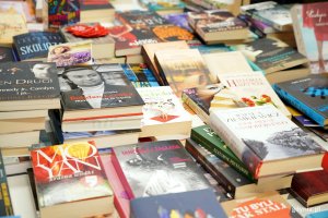 Książki udostępnione na charytatywny kiermasz w Bibliotece Śr&oacute;dmieście 