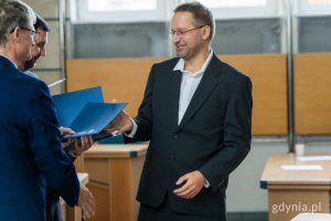 Tomasz Ambros, członek Rady ds. Mężczyzn w Gdyni, odbierający akt powołania z rąk wiceprezydenta Gdyni Rafała Geremka