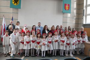 Uczniowie SP nr 13 podczas spotkania z prezydent Gdyni, Aleksandrą Kosiorek, wiceprezydentką, Oktawią Gorzeńską, przewodniczącym Rady Miasta Tadeuszem Szemiotem podczas wsp&oacute;lnego zdjęcia