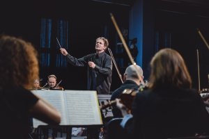 Piątkowy koncert w sali koncertowej Portu Gdynia - Orkiestra Symfoniczna Filharmonii Bałtyckiej pod batutą Massimiliano Caldiego oraz z Magdaleną Bojanowicz na wiolonczeli, fot. Tomasz Kamiński