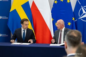 Polsko-szwedzkie rządowe konsultacje w Gdyni. Podpisanie um&oacute;w dotyczących programu Orka (fot. Kamil Złoch)