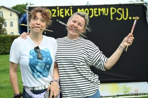 Dwie kobiety robią śmieszne miny