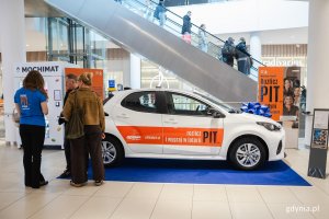 Stoisko informacyjne &bdquo;Rozlicz PIT w Gdyni&rdquo; w Centrum Riviera i Mazda 2 Hybrid