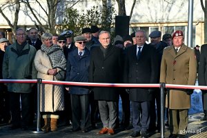W uroczystościach z okazji 105. rocznicy utworzenia Marynarki Wojennej uczestniczyli m.in. (od prawej) : gen. broni Marek Sokołowski - dowódca generalny rodzajów sił zbrojnych, Dariusz Drelich - wojewoda pomorski, Wojciech Szczurek - prezydent Gdyni oraz radni Elżbieta Raczyńska i Zenon Roda