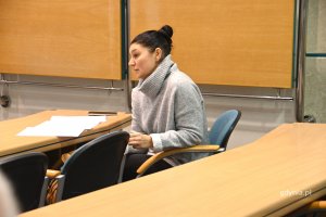 na zdjęciu kobieta w jasnym swetrze