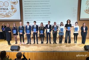 Aleksandra Kosiorek, prezydent Gdyni, Oktawia Gorzeńska, wiceprezydentka Gdyni wraz z laureatami (fot. Magdalena Starnawska)