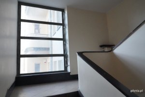 Okna w kształcie tzw. &bdquo;termometr&oacute;w" (fot. Magdalena Starnawska)