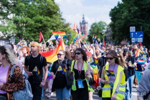 Uczestnicy 11. Tr&oacute;jmiejskiego Marszu R&oacute;wności idący ulicą 