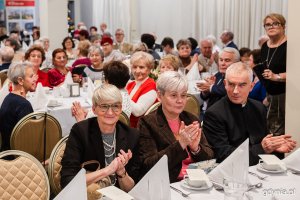 Seniorzy przy świątecznym stole