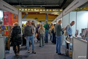Uczestnicy Targ&oacute;w Książki w Gdyni odwiedzający stoiska wydawc&oacute;w