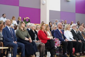 Na zdjęciu m.in.: Grzegorz Krygier, pomorski kurator oświaty, Oktawia Gorzeńska, wiceprezydentka Gdyni, Ireneusz Trojanowicz, wiceprzewodniczący Rady Miasta Gdyni, Iwona Tanewska, naczelnik Wydział Edukacji UMG, były prezydent Gdyni Wojciech Szczurek i byli dyrektorzy SP nr 18, dyrektorzy innych gdyńskich plac&oacute;wek oraz rodzice i uczniowie