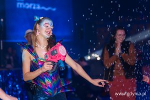 Animatorka puszcza bańki mydlane ze specjalnego urządzenia