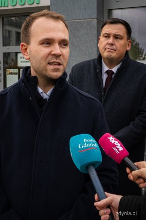 Radny Norbert Anisowicz przed nowo otwartym Punktem Obsługi Mieszkańców Urzędu Miasta Gdyni na Chwarznie-Wiczlinie, w lokalu przy ul. Tęczowej 37 (fot. Kamil Złoch)