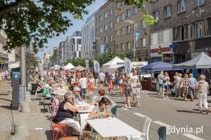 Uczestnicy wydarzenia chodzą między stoiskami