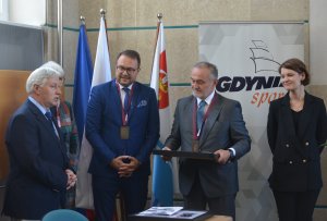 Brązowe medalistki w Urzędzie Miasta Gdyni / fot.gdyniasport.pl