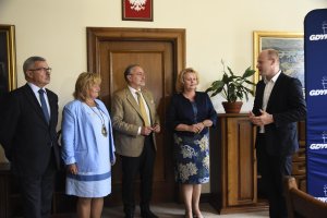 Prezydent Gdyni Wojciech Szczurek, wiceprezydent Bartosz Bartoszewicz, Krzysztof Dośla – przewodniczący zarządu regionu gdańskiego NSZZ „Solidarność”, Zdzisława Hacia - przewodnicząca Komisji Międzyzakładowej NSZZ „Solidarność” Pracowników Oświaty i Wychowania w Gdyni oraz Ewa Biernacka – prezes gdyńskiego oddziału Związku Nauczycielstwa Polskiego na spotkaniu przed podpisaniem dokumentu // fot. Jan Ziarnicki