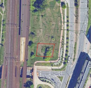 Na czerwono oznaczona działka przy ul. Władysława IV, kt&oacute;ra trafi do miasta