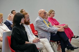 Maciej Dobrzyniecki &ndash; prezydent Akademii Gastronomicznej w Polsce i Tomasz Kempka z Polskiej Organizacji Turystycznej oraz inni uczestnicy ceremonii wręczenia plakiet Michelin 2026 zgromadzeni w Muzeum Emigracji