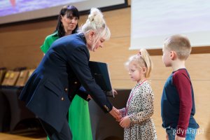 Nagrody laureatom wręcza Iwona Tanewska, naczelniczka Wydziału Edukacji