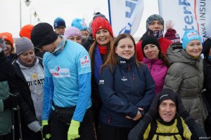 Uczestnicy biegu w towarzystwie prezydent Aleksandry Kosiorek na Molo w Orłowie