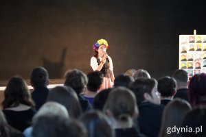 Uczennica recytuje wiersz Mickiewicza