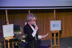 Dorota Gorzejewska, wicedyrektor Zespołu Szk&oacute;ł Og&oacute;lnokształcących nr 8 w Gdyni z mikrofonem