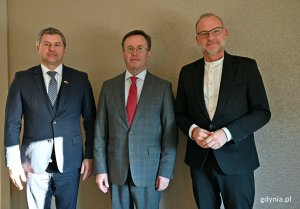 Od prawej: wiceprezydent Gdyni Michał Guć, JE Samvel Mkrtchian - ambasador Republiki Armenii w Polsce i Rafał Choma - konsul honorowy Republiki Armenii w Łodzi podczas spotkania w Urzędzie Miasta Gdyni // fot. Magdalena Czernek