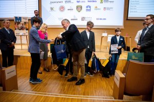 Wojciech Jankowski wręcza nagrody finaliście Konkursu Wiedzy o Gdyni / fot. Uniwersytet WSB Merito Gdynia